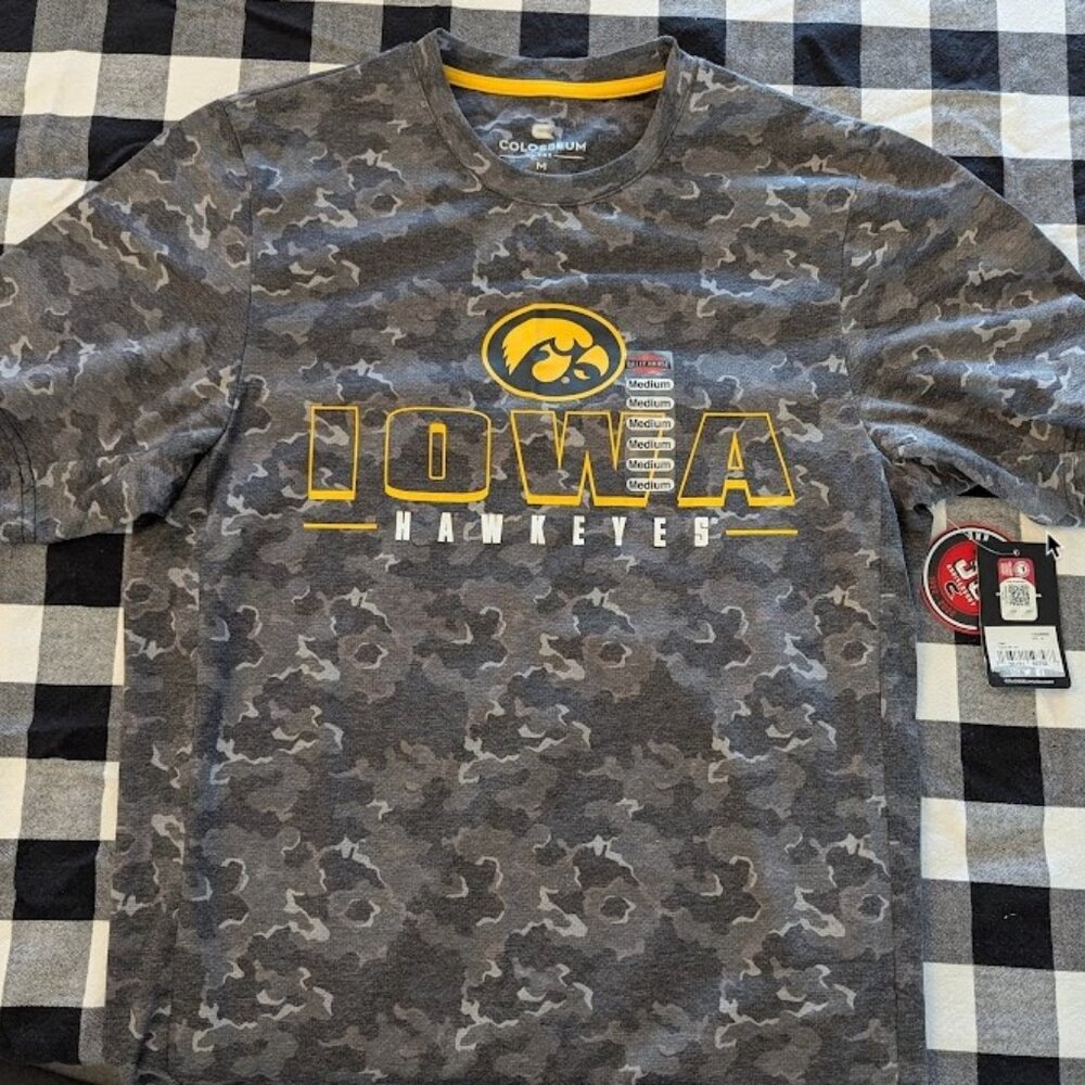 Colosseum Iowa Hawkeyes Camo T-Shirt - Size M (Brand New with Tags)